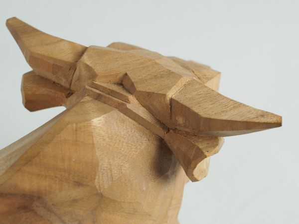 日展彫刻家 加藤知彦 和日（牛）木彫 (付属品：共箱/共布) 幅:26.4cm