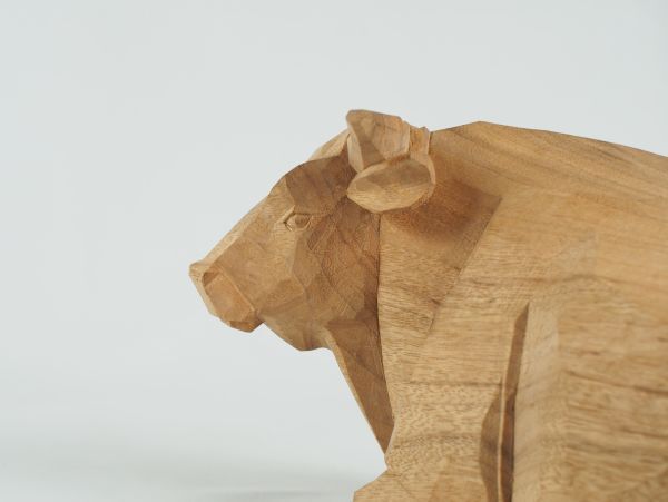 日展彫刻家 加藤知彦 和日（牛）木彫 (付属品：共箱/共布) 幅:26.4cm