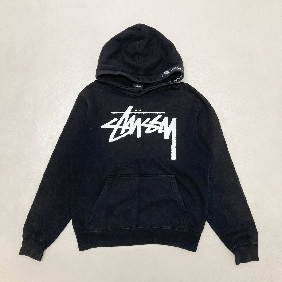 メンズ 値下げ交渉可能❗️STUSSY ブラック パーカー 80プリント