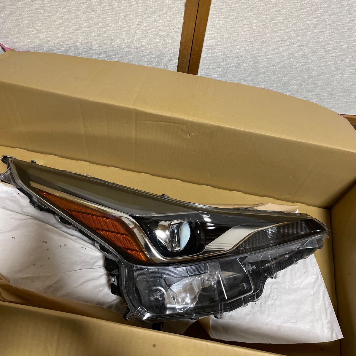ヘッドライト ZVW50 ZVW55 プリウス トヨタ 品番81145-47850 右側 送料