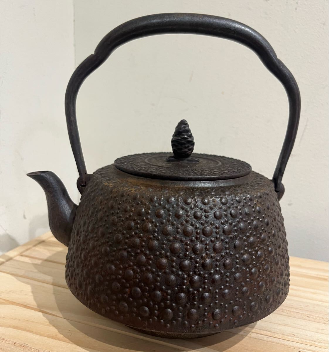 A0301）菊池保寿堂造　骨董品　南部鉄瓶　南部鉄器　鉄瓶 A0301）菊池保寿堂造 骨董品 南部鉄瓶 南部鉄器 鉄瓶 南部古鉄瓶 菊地
