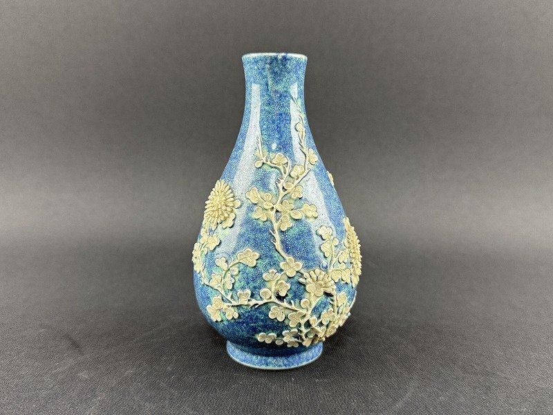 25021616炉鈞窯 花瓶 花草文細工彫絵 高13.5㎝ 中国時代美術焼物