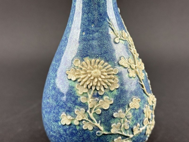 25021616炉鈞窯 花瓶 花草文細工彫絵 高13.5㎝ 中国時代美術焼物