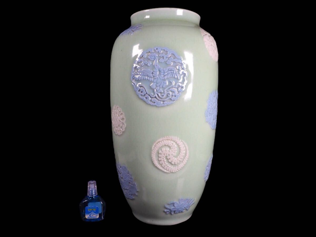 明治時代瀬戸青磁 浮刻吉祥鳳凰紋花瓶 31cm超 風格の洗練美 希少作例