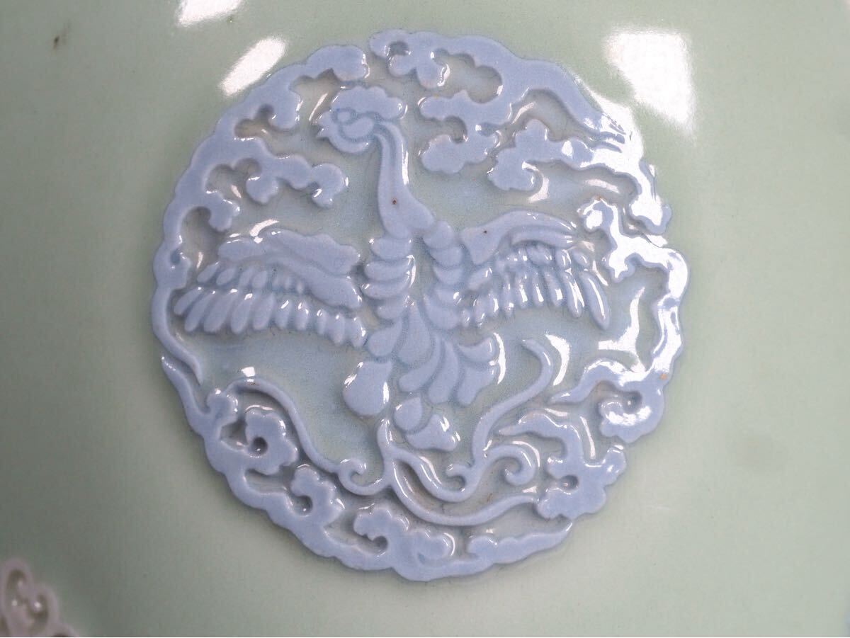 明治時代瀬戸青磁 浮刻吉祥鳳凰紋花瓶 31cm超 風格の洗練美 希少作例