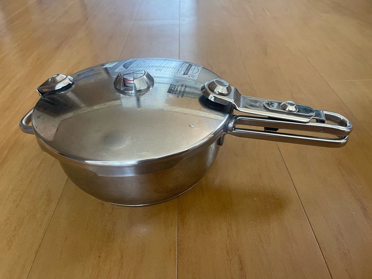 Tupperwareタッパーウェア 圧力鍋 3L ドイツ製 ステンレス Tupperware タッパーウェア 圧力鍋 3L 小型サイズ ステンレス製 ドイツ