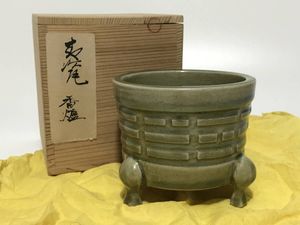 龍泉窯青磁三足香炉の値段と価格推移は？｜3件の売買データから龍泉窯