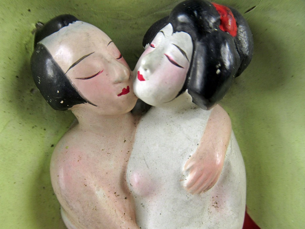 ☆[A132]当時物 眠り猫 裏隠し春画人形 伝統工芸 春画 青い陶器 風俗