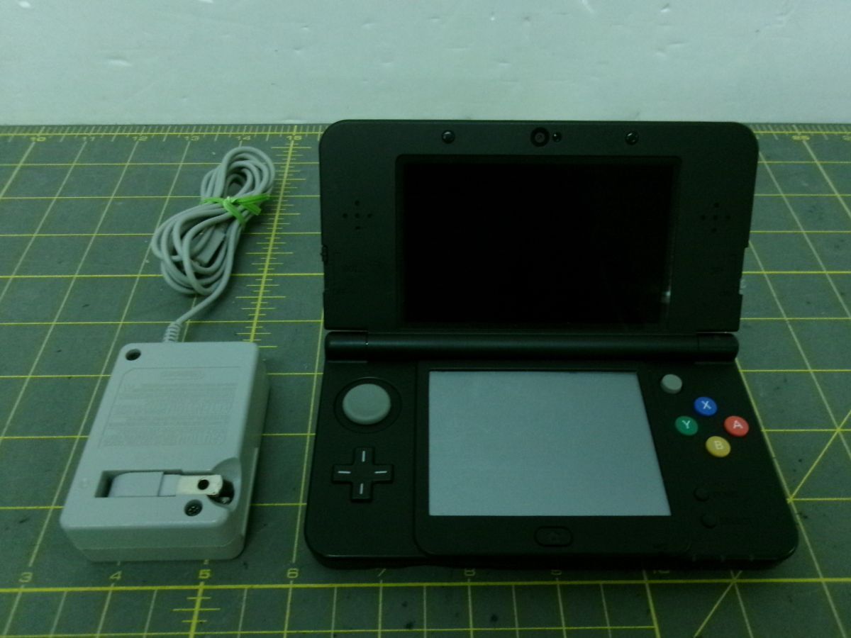 25 送60サ 0324UB17 new3DS本体 ブラック マリオカバー アダプタ付き