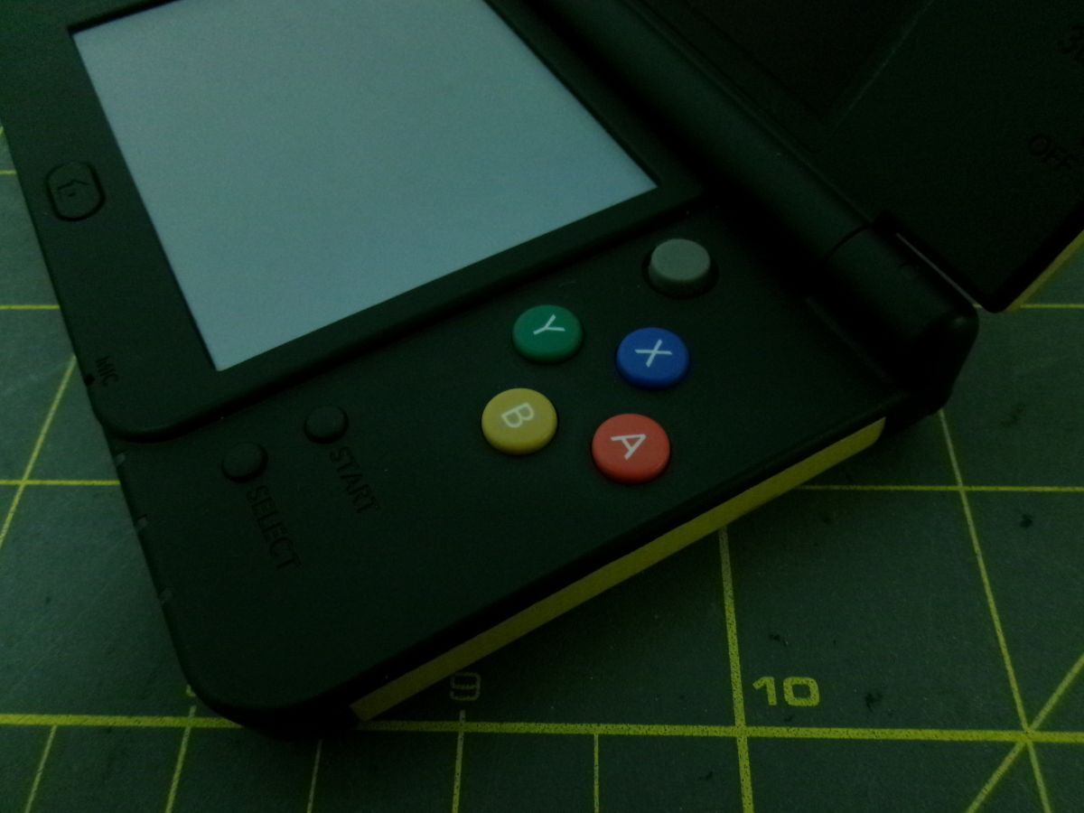 25 送60サ 0324UB17 new3DS本体 ブラック マリオカバー アダプタ付き