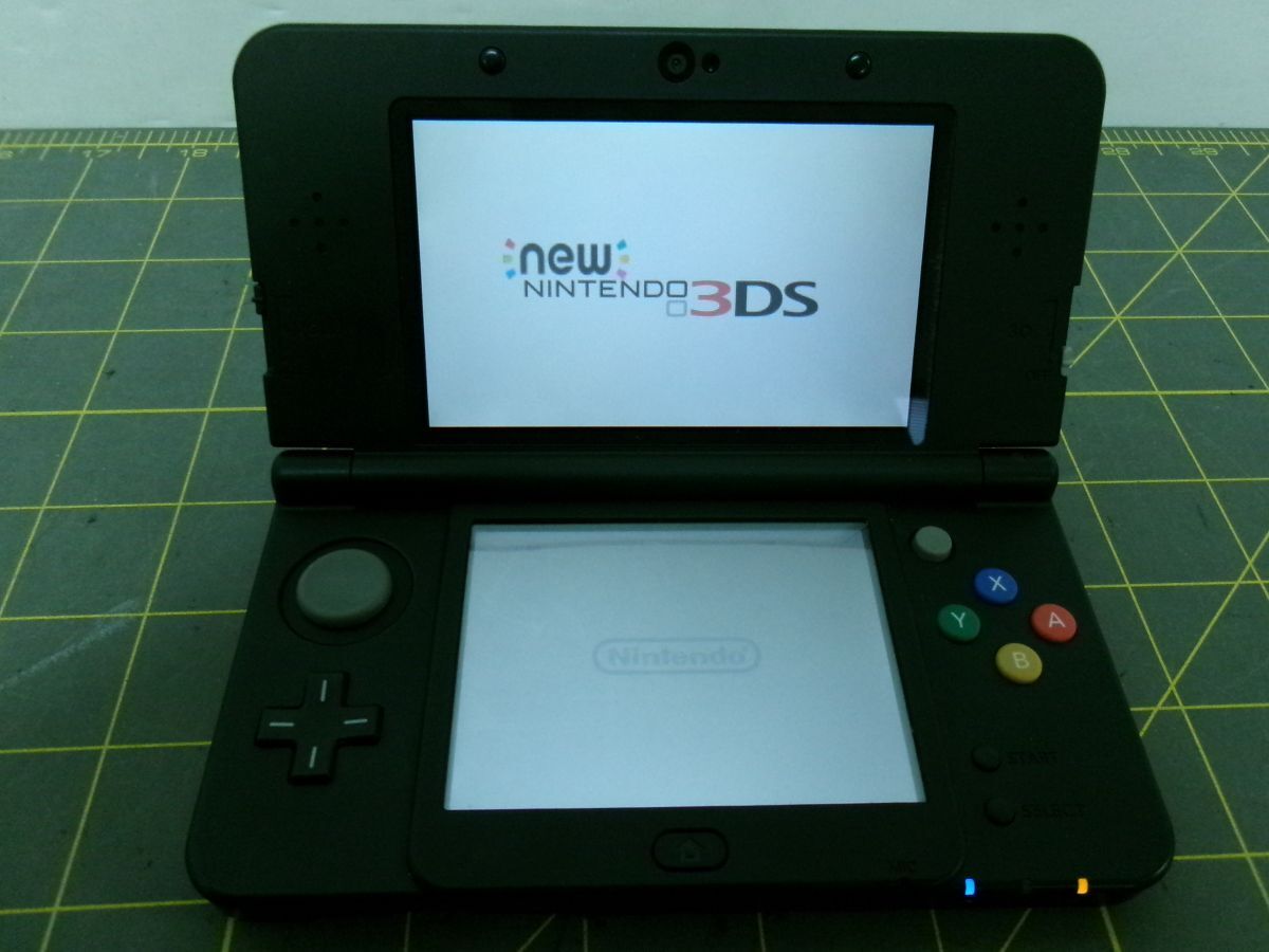 25 送60サ 0324UB17 new3DS本体 ブラック マリオカバー アダプタ付き