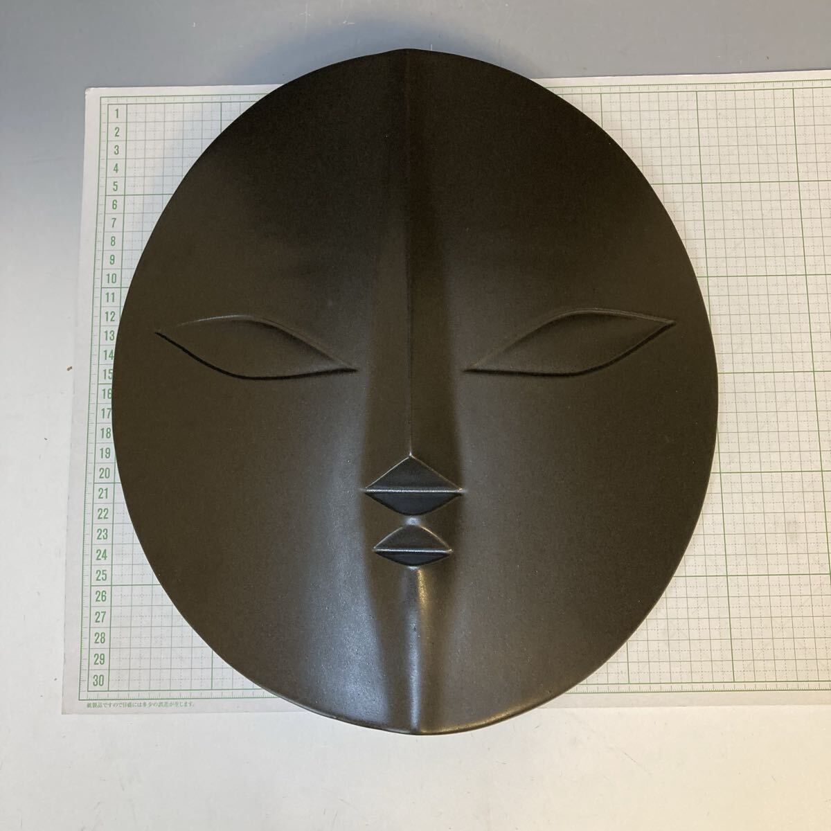 岡本太郎 太陽の顔 黒い太陽 信楽焼（共箱、冊子、色紙あり）約30cm