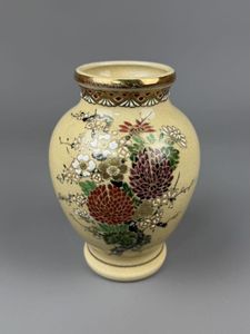 インテリア小物 未使用 菊紋入 花瓶 明陶窯 桐箱入り