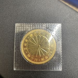 天皇陛下御在位60年 純金(単品)の中古価格は384,307円｜記念硬貨の新品