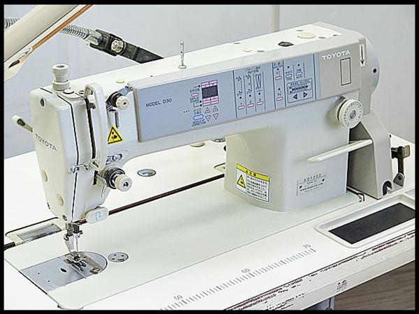 工業用ミシン テーブル付　　　　　　　トヨタ アイシン精機 AD1202 年式不明 ♪TOYOTA/アイシン 工業用 1本針本縫い糸きりミシン AD1202/D30(本体