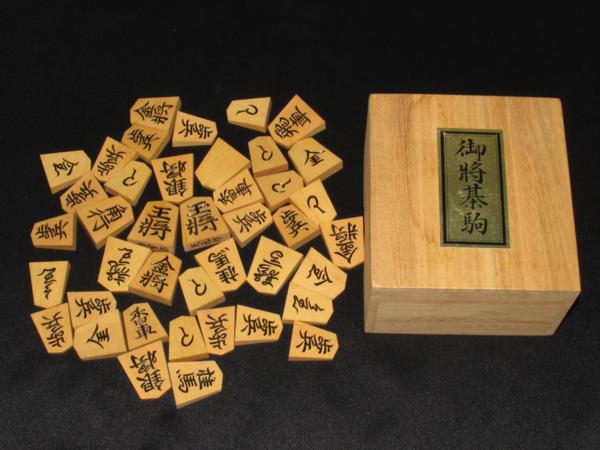 ▲天元作水無瀬島黄楊柾目彫将棋駒/未使用品 桐駒箱付