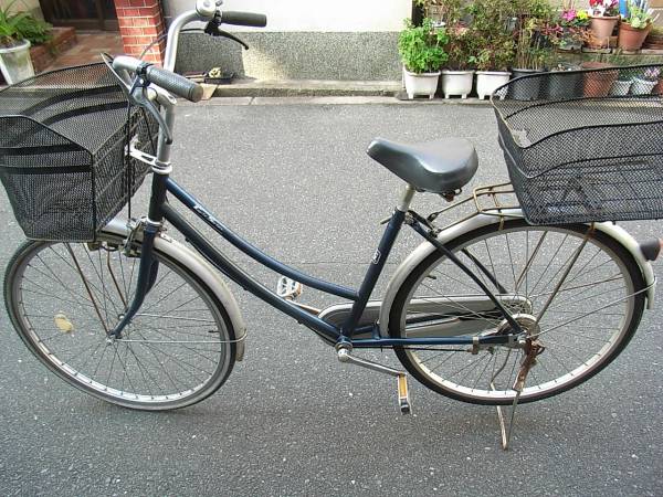 26インチ 濃いブルー ママチャリ中古自転車 無料配達あり