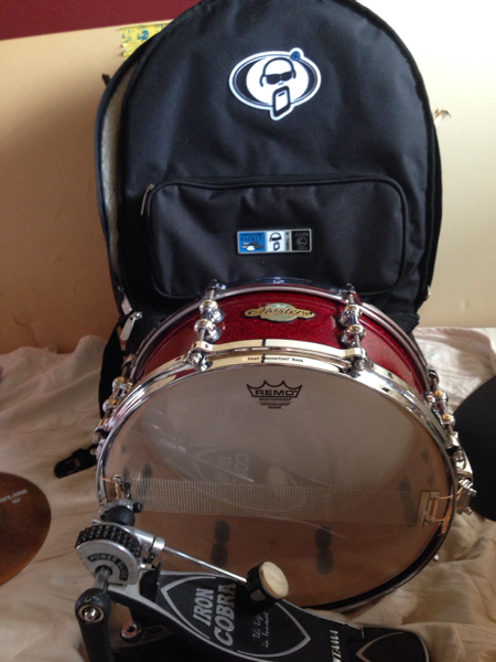 パールスネアケース付き。ペダル付属