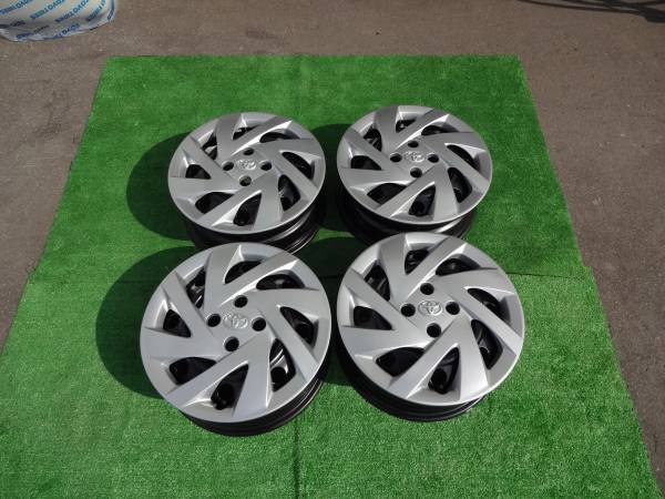 アクア新車外し　スチールホイール１５インチ　　キャップ付４枚