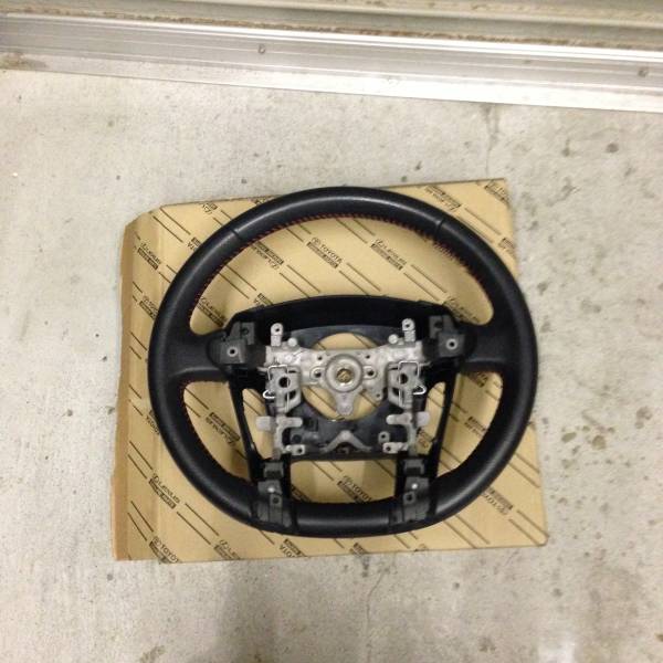 ＺＶＷ３０　プリウスＧ’ｓ　赤ステッチステアリング　中古