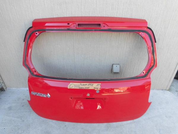 トヨタ　スペイド　リアゲート　赤