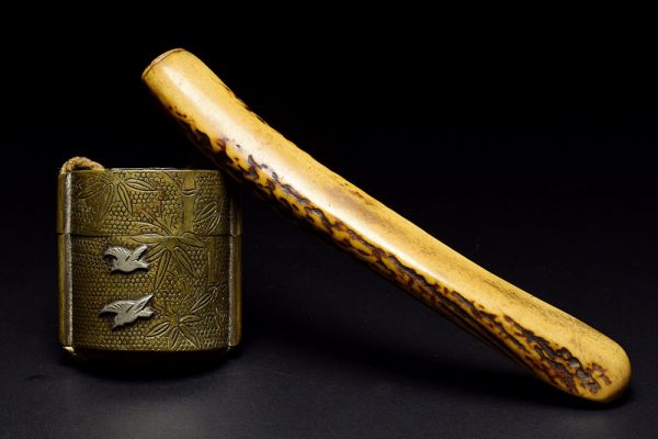 【真鍮製竹雀文トンコツ/鹿角彫煙管筒】 提物印籠根付緒締玉