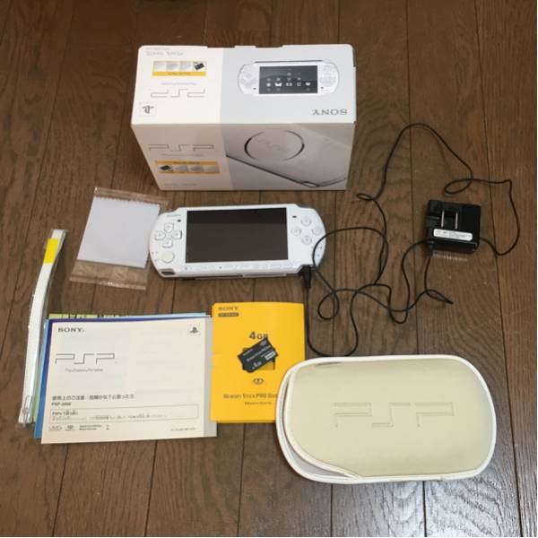 ソニーPSP3000パールホワイト本体 付属 品 4Gバイトメモリー付き