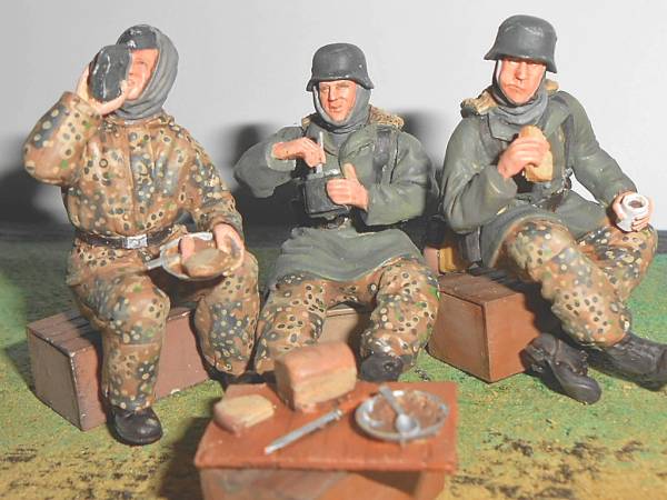 最終出品　グンゼ　ドイツ親衛隊　食事風景３体セット　完成品