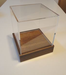 展示用アクリルケース　各18cm　台座：木目　サイズ変更可