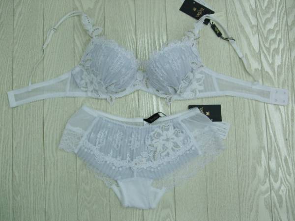 ワコール・トレフル★ホワイト・ブラ(D70)&ショーツ(M)