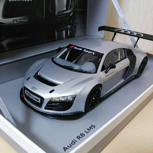 アウディ R8 LMS 特注 1/18 ミニカー