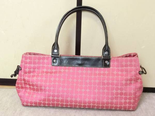 ★kate spadeケイトスペード　ローズ系ロゴと黒革のハンドバッグ