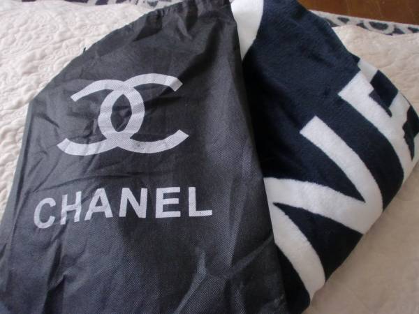 【新品未使用】CHANEL シャネル ノベルティ ブランケット ひざ掛け ☆CHANEL シャネル☆ ノベルティ ブランケット ひざ掛け 毛布 中古品