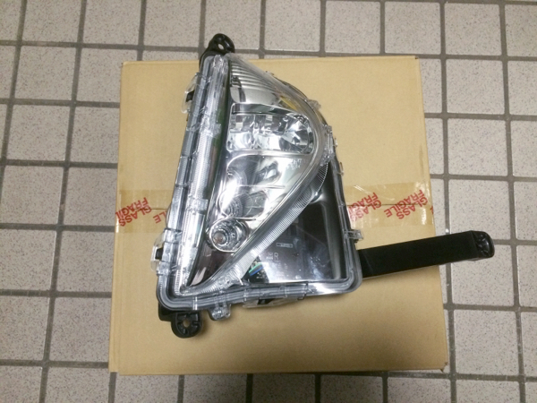 ZVW50 プリウス 右側 LEDフォグランプASSY 【公式通販】
