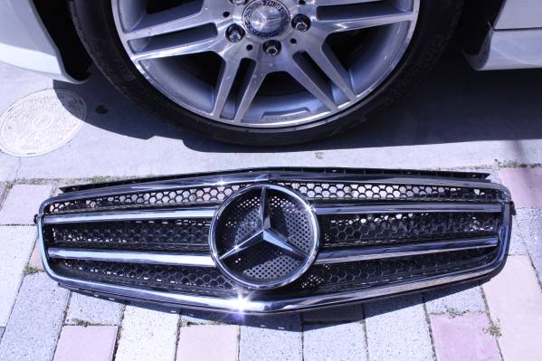 ベンツW204 前期C63 AMG純正品　フロントグリル