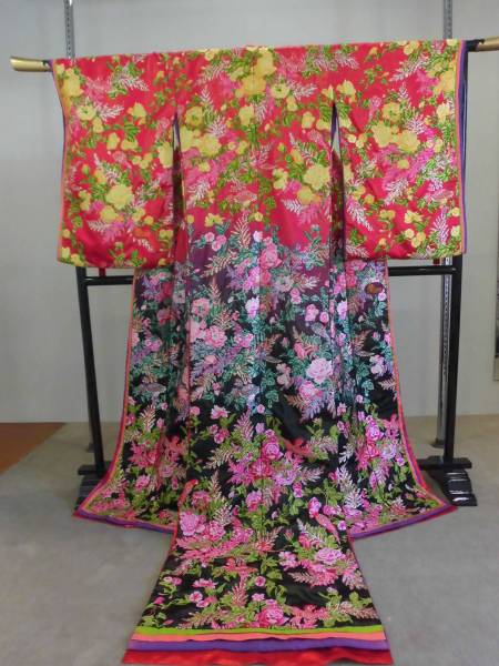 中古色打掛　【舞カレン】　赤・黒ばら小花刺繍