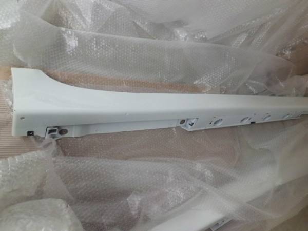 ■即決■ プリウス 30 純正サイドステップ　右　白