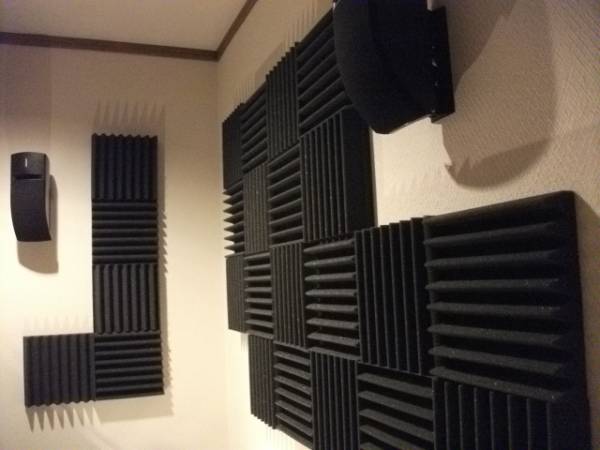 防音対策用クサビ状の吸音材 防音材 225mm角が128枚入の入札 防音対策用クサビ状の吸音材 防音材 225mm角が128枚入の入札