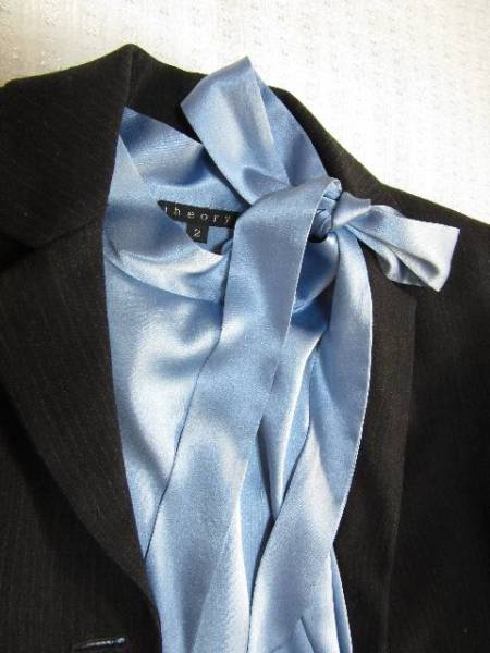 セオリーシルクノースリーブリボンブラウス　アクアブルーボタン