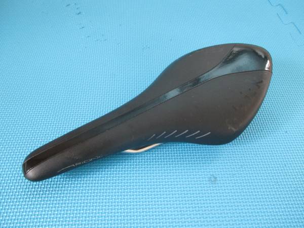 フィジーク　アリオネ　CX　サドル　中古品