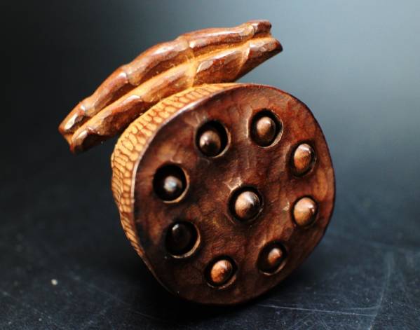 時代提げ物 彫刻 蓮の実 根付 古玩