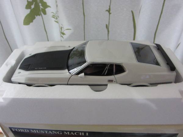 オートアート 1/18　マスタングマッハⅠ(ホワイト)
