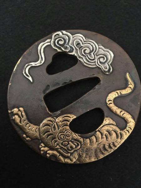 鍔 鐔 鉄地 刀装具 日本刀 武具 骨董【金銀銅象嵌 薪翁図鍔】(鍔箱布団付き) 鍔 日本刀装具 刀鍔 細工 銅地 龍と虎図 金銀メッキ 鍔