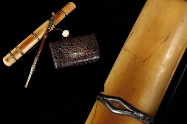 提げ物 喫煙具 煙草入 緒締め 煙管筒 銀獅子図金具煙草入れ 江戸