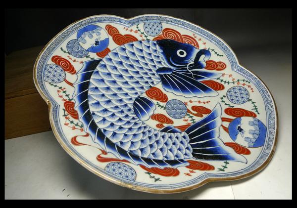 緑屋*亀□伊万里焼*飾り皿*鯉*魚文*在銘/箱付*横幅約39cm*0 携帯でご覧