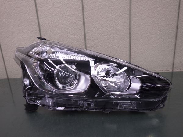 2044141△ プリウスα ZVW40/ZVW41 後期 右ライト ハロゲン