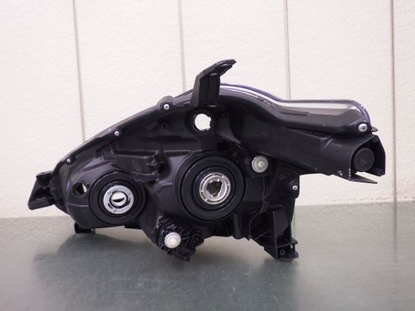 2044141△ プリウスα ZVW40/ZVW41 後期 右ライト ハロゲン