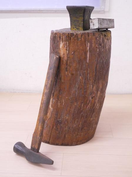 ◇彫金用木台 金床付 高さ46cm カナヅチ付き 彫金道具 |