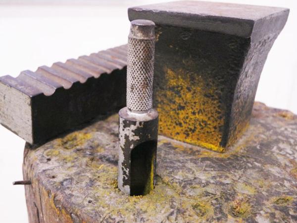 ◇彫金用木台 金床付 高さ46cm カナヅチ付き 彫金道具 |