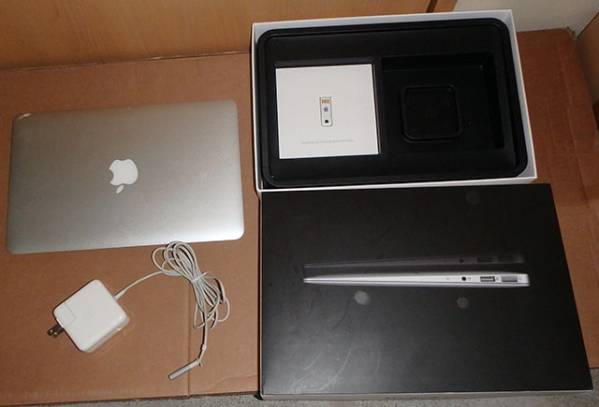 Apple MacBook Air 11-inch A1370 11.6/1.4/2GB/128Flash Apple